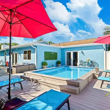 Stylish Tropical Pool Home, Large Deck & Pool Table